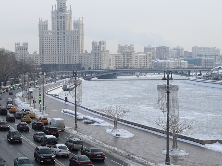 Москвичам посоветовали не пользоваться личным транспортом из-за снегопада и ветра