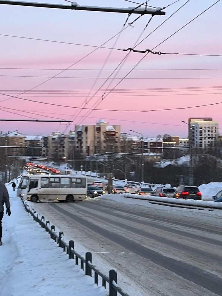 Автобус сбил женщину и влетел в отбойник в Петрозаводске