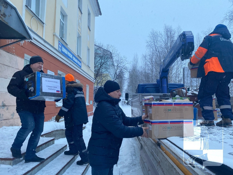 Находящимся на передовой мончегорцам отправили автомобили УАЗ и блиндажные печки