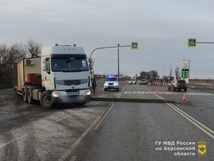 В Херсонской области грузовик наехал на электроопору