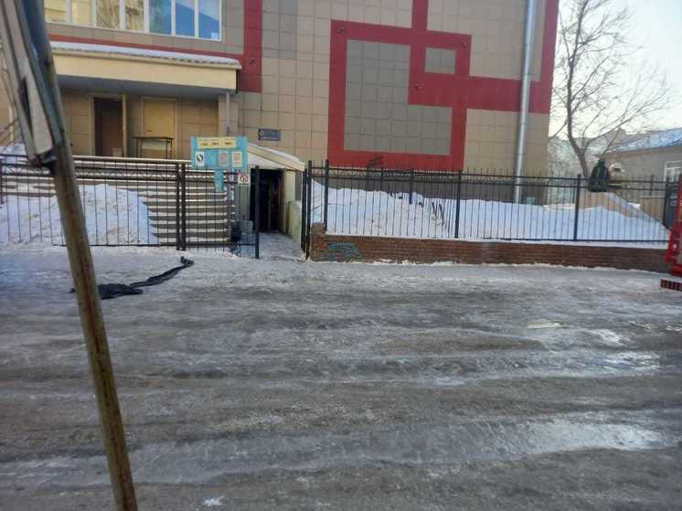 СК возбудил дело из-за гибели человека на пожаре в гимназии Новосибирска