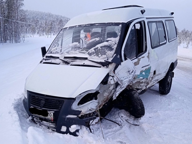 Водитель пострадал во встречном столкновении на трассе в Карелии