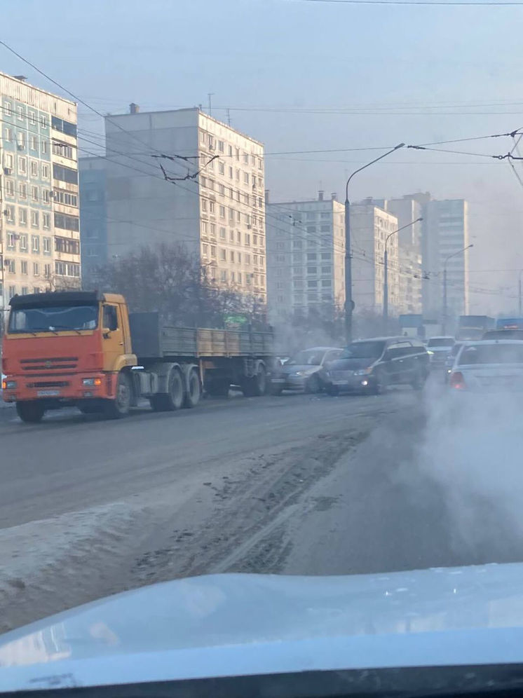 В центре Новокузнецка произошло тройное ДТП, спровоцировавшее пробку