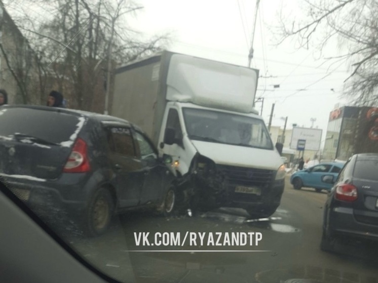 На улице Вокзальной в Рязани столкнулись Renault и «Газель»