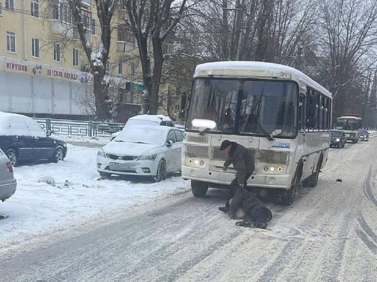 В Калуге водитель автобуса переехал мужину и бросил его на дороге