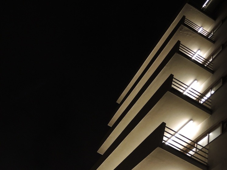 Житель Кемерово выбросил жену из окна после ночных избиений