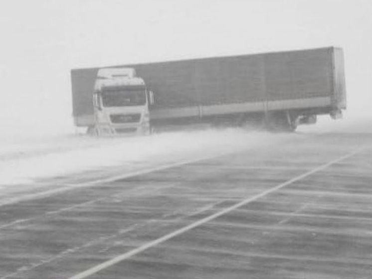 Дорожники вытащили из кювета две фуры на трассе А-240 в Брянской области