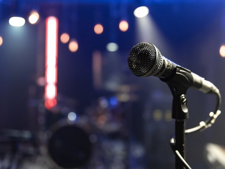 На Западной Украине молодые люди пели русскую песню "Бродяга" возле замка Любарта