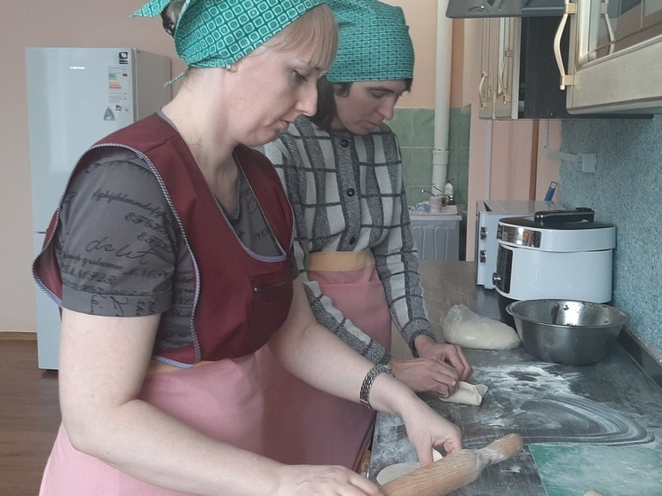 В Оренбурге в кризисном отделении женщин учат лепить манты