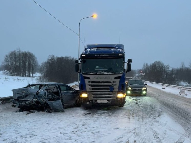 Полиция организовала проверку после ДТП на «Нарве» с легковушкой и двумя фурами