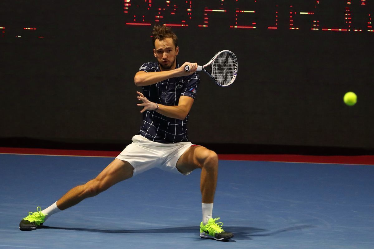 Медведев за четыре часа вышел в третий круг Australian Open