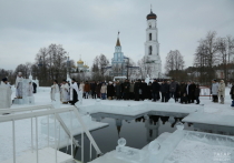 В Татарстане подготовят почти сотню безопасных купелей, но окунаться в ледяную воду рекомендуют не всем.