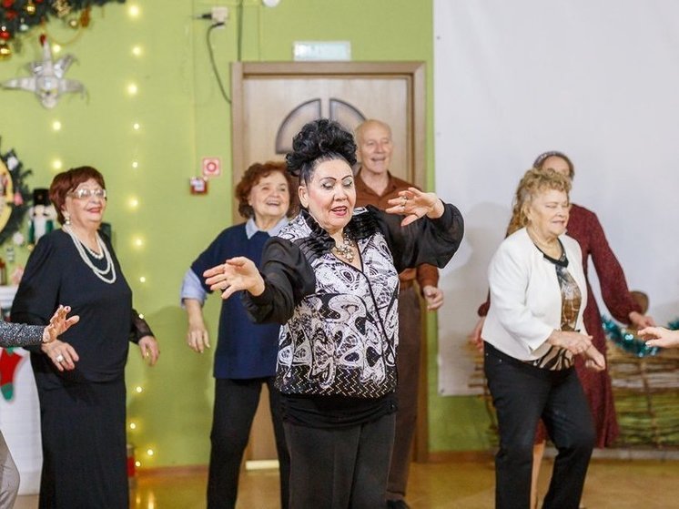 В Астрахани пенсионеры организовали совместный святочный концерт