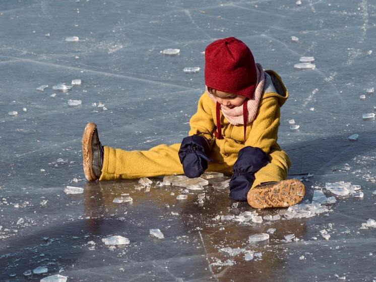 В Красноярском крае полицейские спасли замерзающую четырехлетнюю девочку