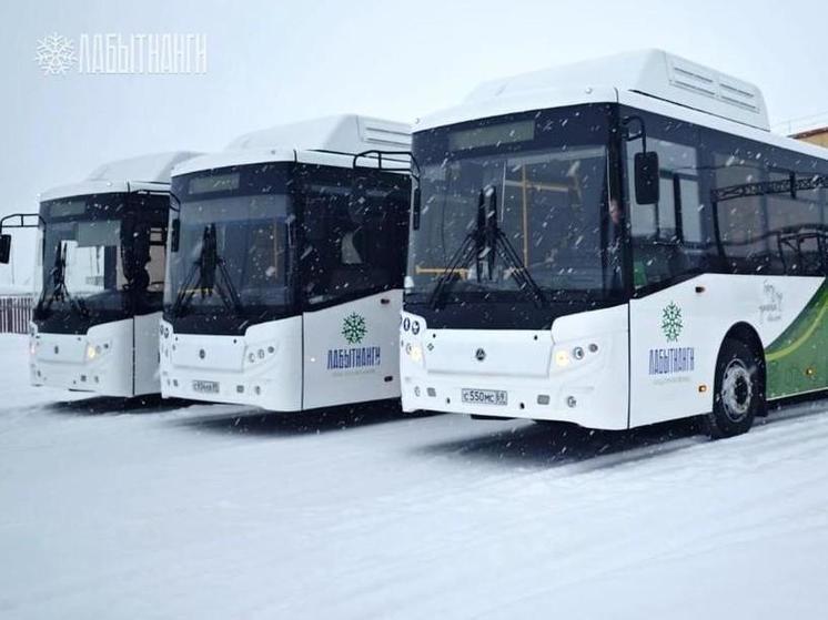 В Лабытнанги 3 новых автобуса стали возить пассажиров по загруженным маршрутам