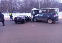 Женщина и ребенок пострадали в аварии с автобусом на проспекте Мира в Омске