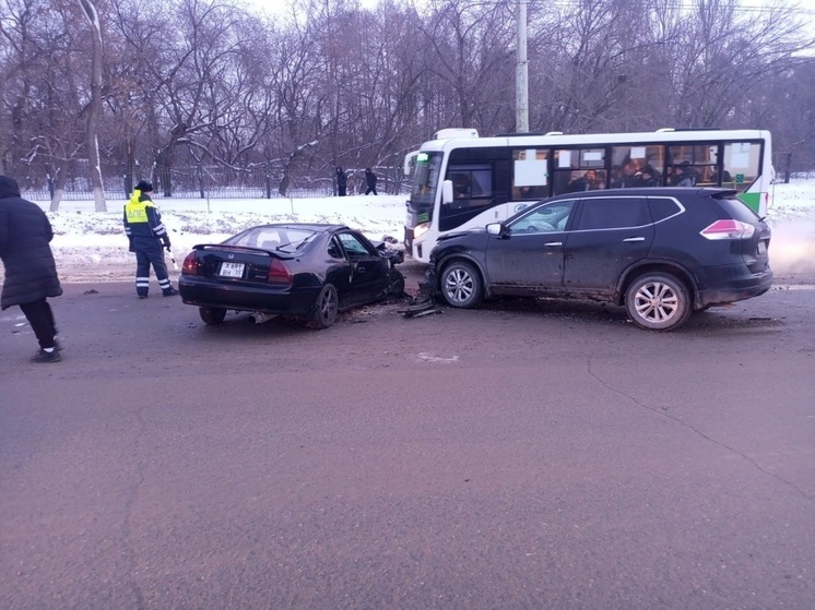 Два человека пострадали в массовой аварии с пассажирским автобусом в Омске