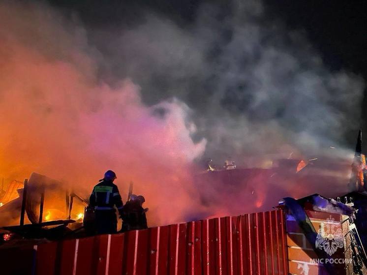 В Новом Уренгое люди отравились угарным газом при пожаре в жилом доме