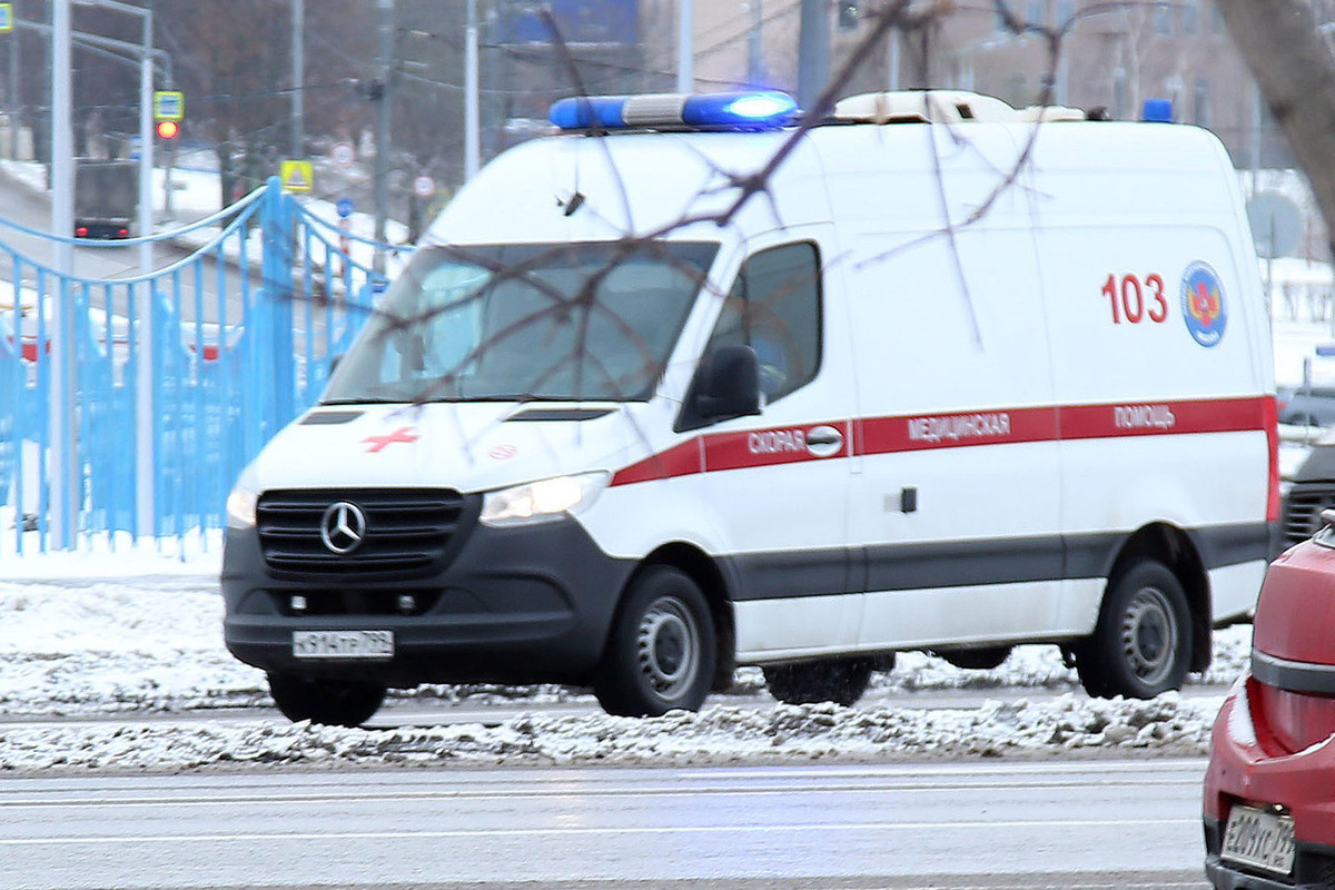 В Москве автомобиль влетел в остановку с людьми | Общество