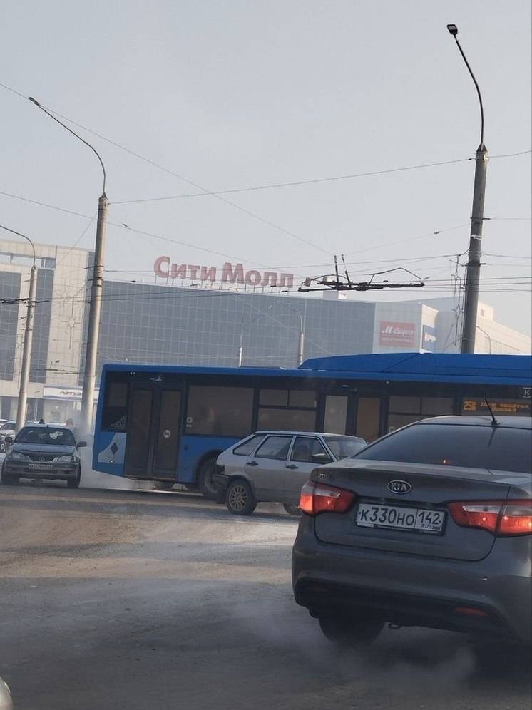 Легковушка врезалась в автобус в Новокузнецке