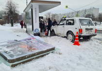 Четверо пенсионеров и один молодой человек, гастарбайтер, пострадали в результате наезда автомобиля «Нива» на автобусную остановку на юго-востоке Москвы