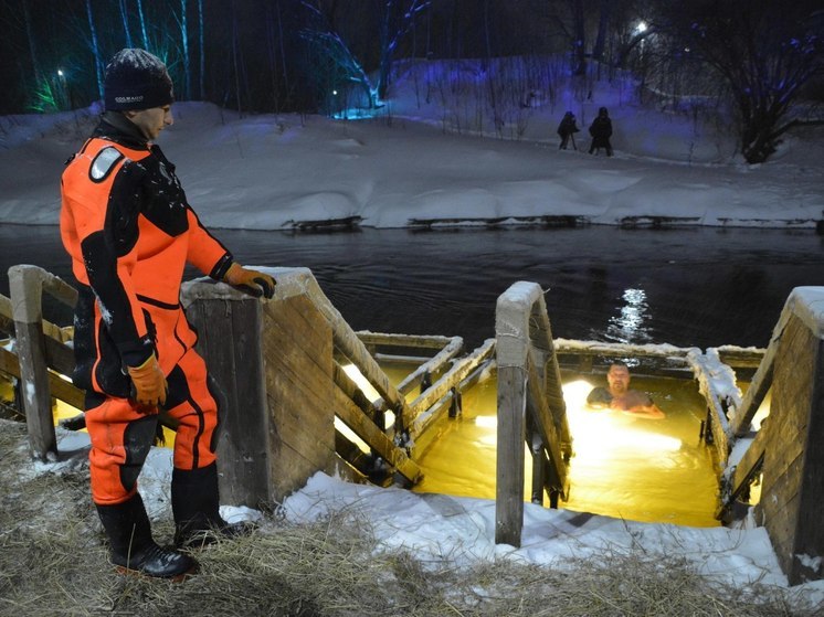 Около 350 спасателей дежурили в местах Крещенских купаний Подмосковья