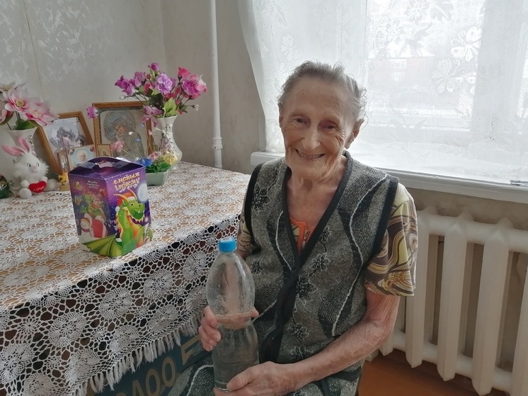В Оренбурге социальные работники принесли святую воду в дома пожилых людей