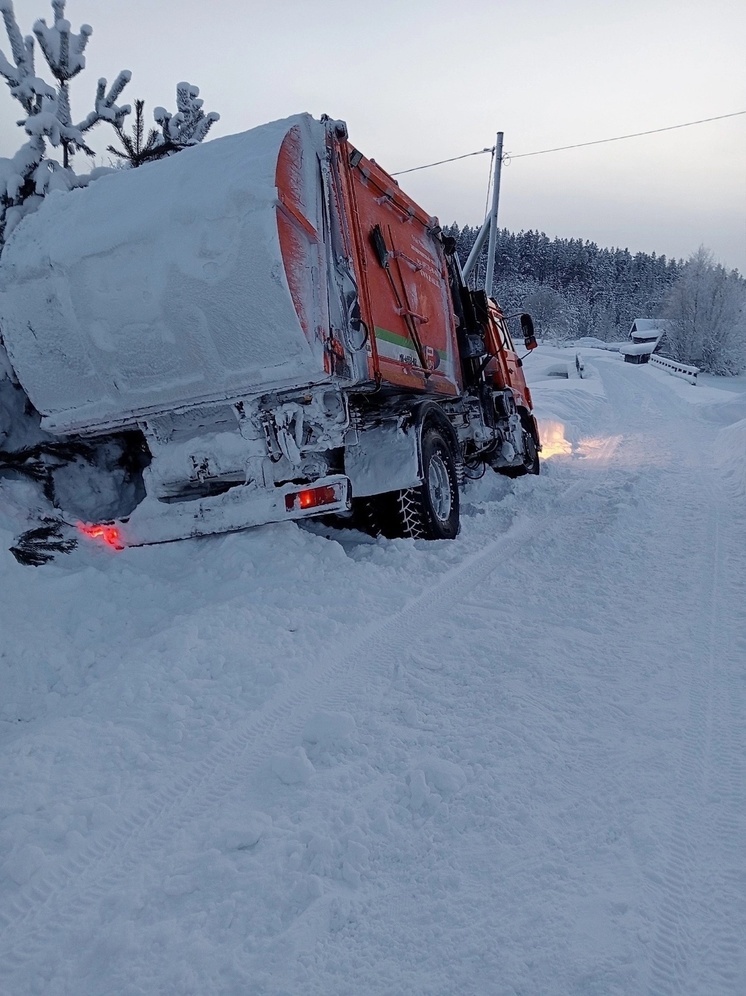 Мусоровоз застрял в сугробе в поселке на севере Карелии