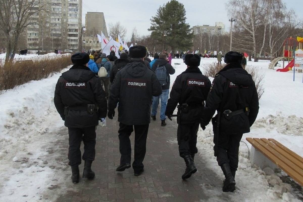 Полицейские нарушают закон и не знают конституцию