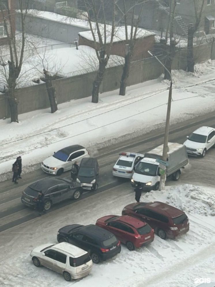 Столкновение авто лоб в лоб спровоцировало пробку в Кемерове