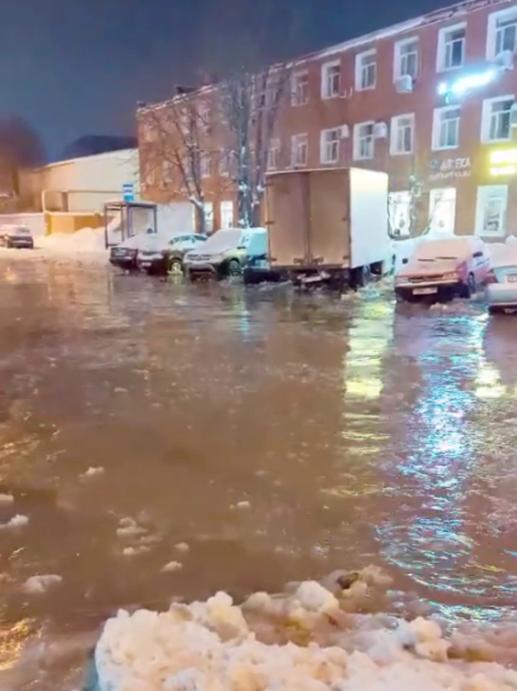 Микрорайон в Химках утопал в воде на Крещение из-за прорыва трубы