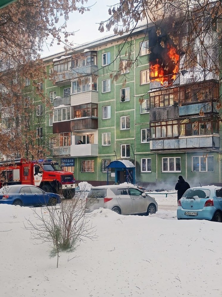 В Новосибирске нашли трехдневный труп мужчины во время пожара в пятиэтажке