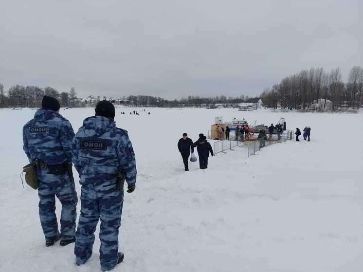 В Ярославле росгвардейцы обустроили для жителей купель и организовали чай