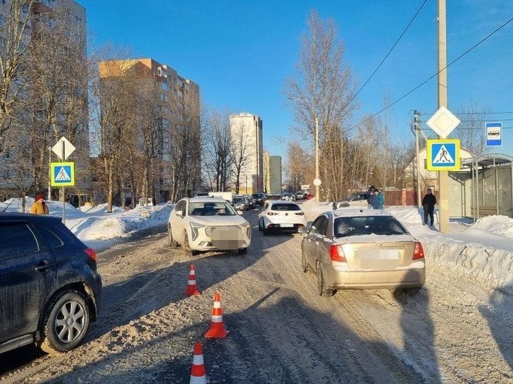 В Твери ослепленный солнцем водитель сбил женщину на «зебре»