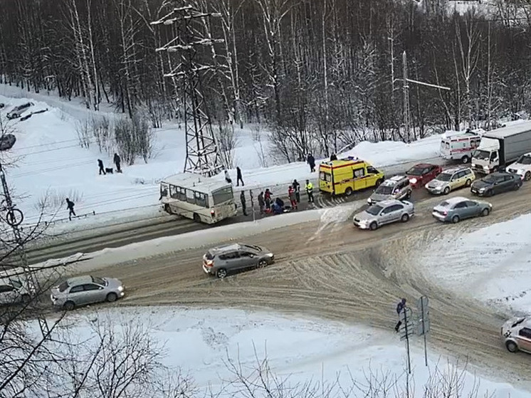 Попавшая под колеса автобуса пенсионерка скончалась в Петрозаводске