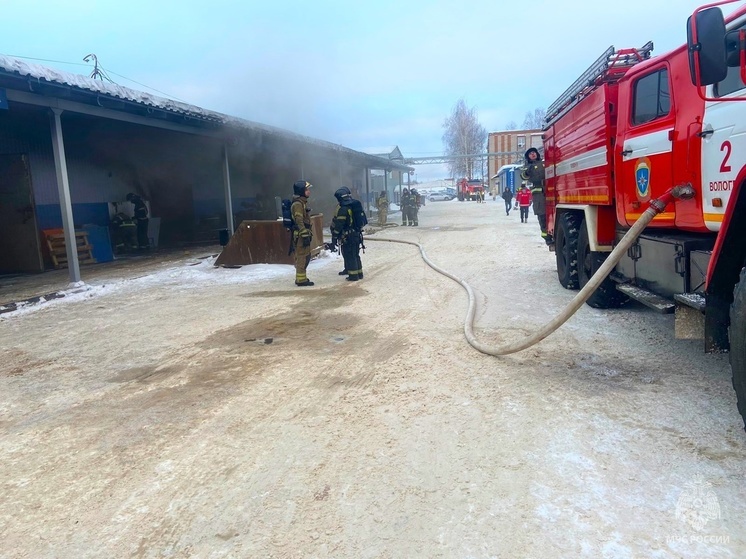 Склад на улице Преображенского загорелся сегодня в Вологде