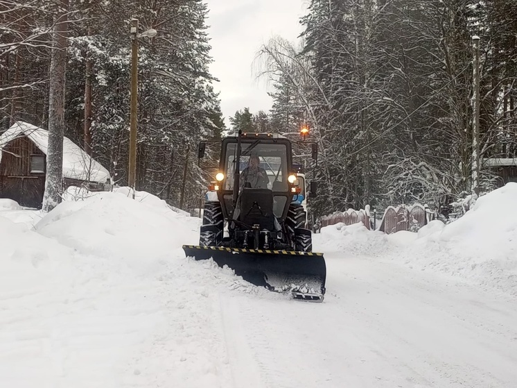 Власти Лахденпохьи бросили четыре трактора на расчистку города от снега