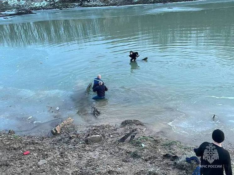 Сотрудники МЧС на Кубани спасли девочку, которая провалилась под лёд