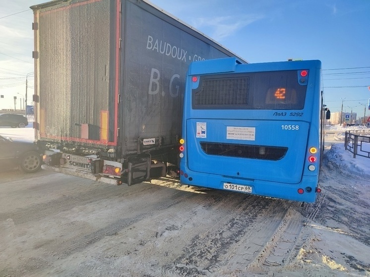 В Твери фура прижалась к пассажирскому автобусу