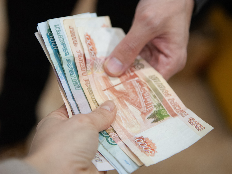 В Астрахани курьеры могут получать до 120 тысяч рублей