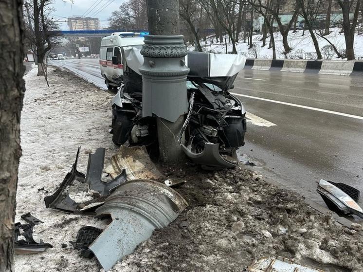 В Ростове-на-Дону водитель «Мустанга» врезалась в столб