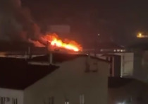 Крыша пятиэтажного многоквартирного дома загорелась в Махачкале