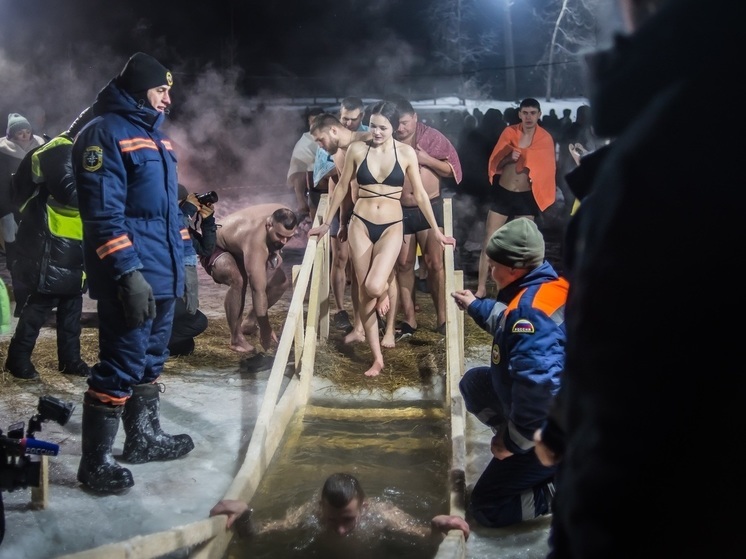 Девушки Новосибирска окунулись в ледяную воду на Крещение