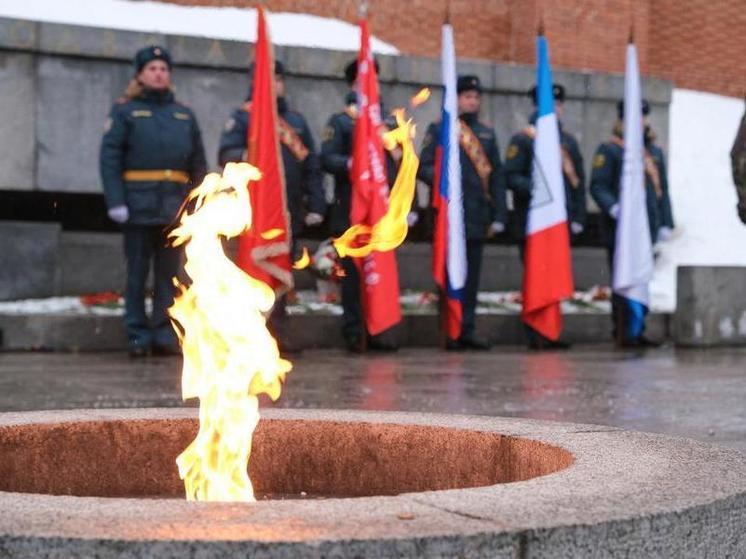 Юным новгородцам вручили свидетельства участников вахты памяти «Пост № 1»
