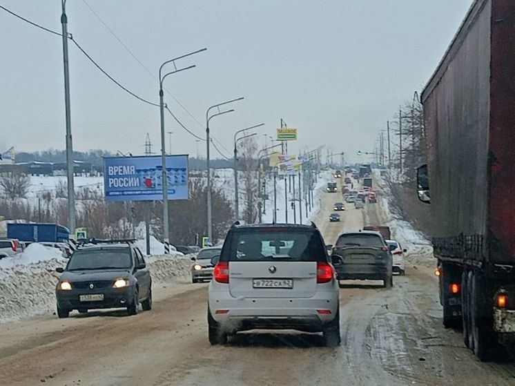 Фуры заблокировали движение по Восточной окружной дороге на окраине Рязани