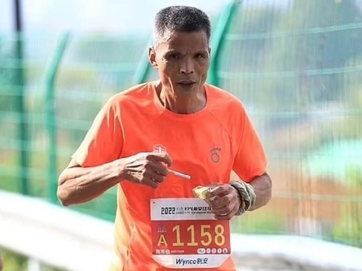 Китайского марафонца дисквалифицировали за курение на дистанции