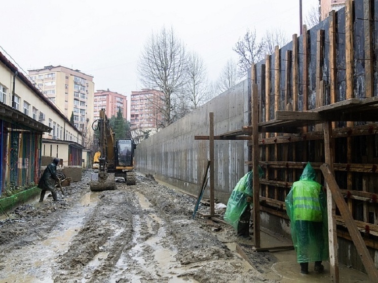 В детском саду в Сочи восстанавливают деформированную подпорную стену