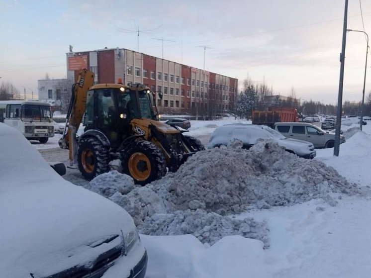 Мезенцы-дорожники задействовали для борьбы со снегопадом в Архангельске 71 единицу техники