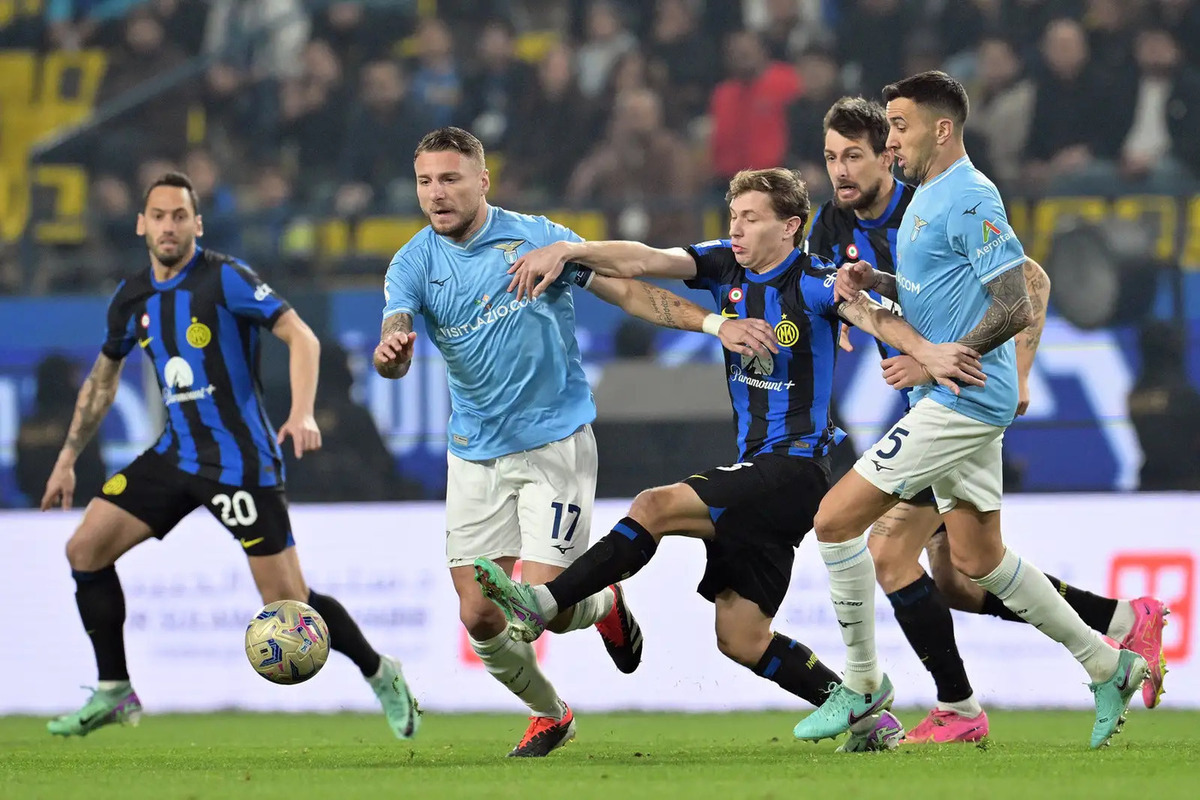 В полуфинале Суперкубка Италии миланский «Интер» разгроми римский «Лацио» со счётом 3:0.