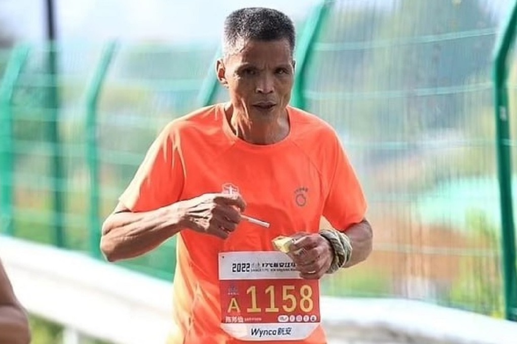 Marathon runner disqualified for smoking on the course